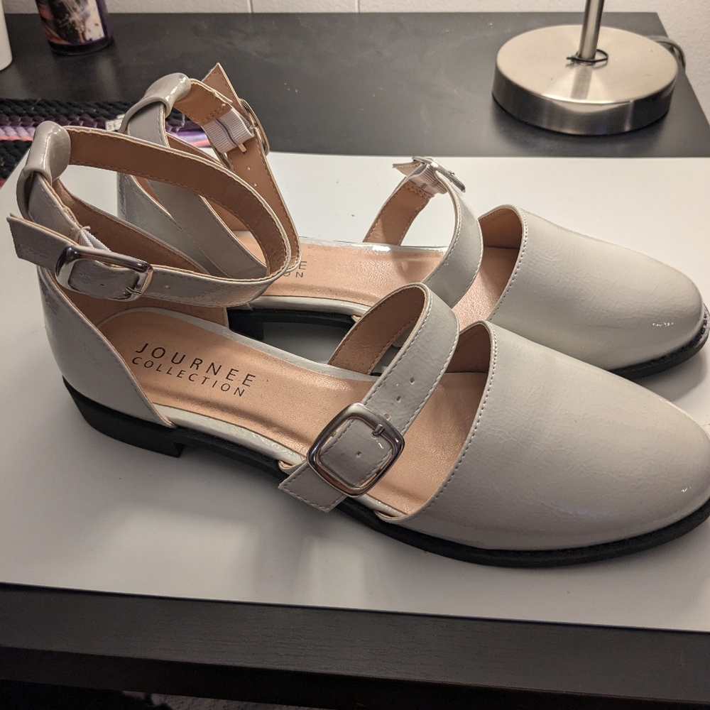 JOURNEE Constance Mary Jane Loafer Flat In Patent (beige)  women's size US11